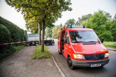 Esslingen: Smart faehrt auf Anhaenger - Fahrer verletzt